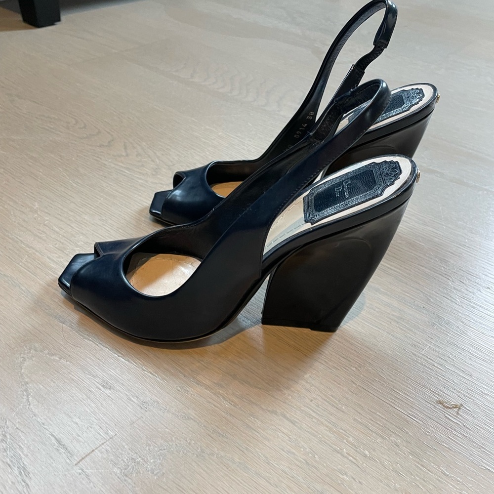 Christian Dior with open-toe shoes, blue navy leather with black leather heels - Picture 3 of 9